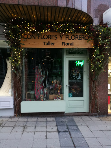 Con flores y floreros